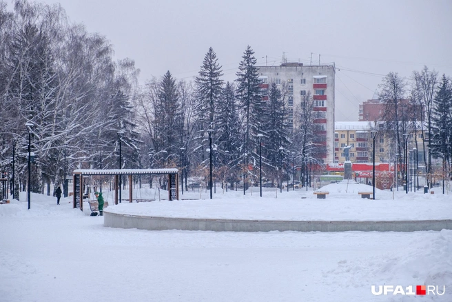 В Сквере Ильича в будни дворников больше, чем гуляющих  | Источник: Булат Салихов / UFA1.RU
