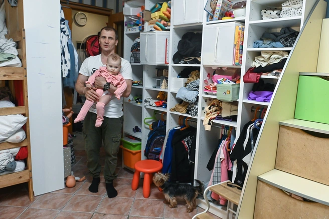 Нужно вместить вещи на 12 человек, а еще игрушки, учебники… | Источник: Дмитрий Емельянов / E1.RU