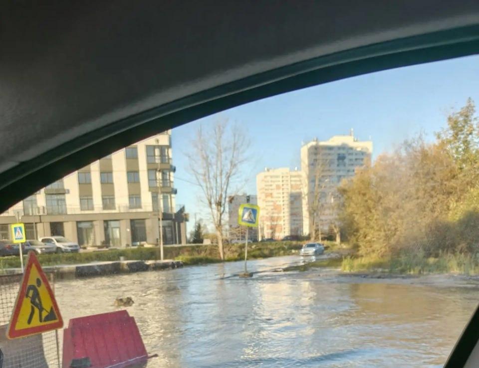 «Машины едут по воде»: потоп случился на ДОКе в Тюмени — видео