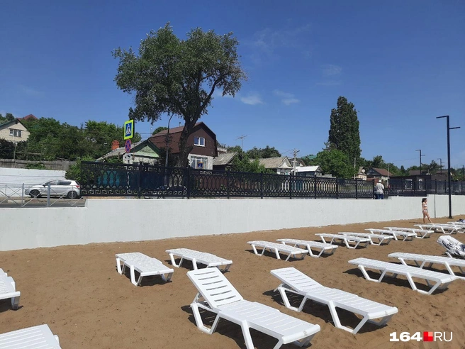 Новые шезлонги — очень удобно и красиво. Выглядит как лучшие пляжи морского побережья | Источник: Сергей Гендин / 164.RU