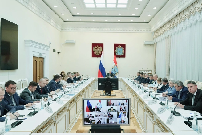 Губернатор провел совещание, на котором обсудили готовность учреждений к новому учебному году | Источник: Ирина Быкова