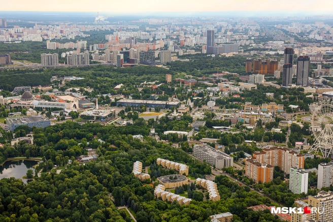 Сверху парк ВДНХ не кажется таким большим. Хотя те, кто в нем был хоть раз, знает, что расстояния между достопримечательностями приличные  | Источник: Артем Устюжанин / MSK1.RU