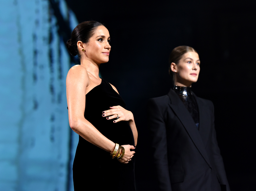 Он толкается! Видео, на котором запечатлен момент, почему Меган схватилась за живот | marieclaire.ru