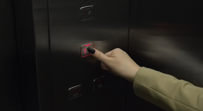 «Я больше не боюсь ездить в лифте»: как гипнотерапия спасает от панических атак