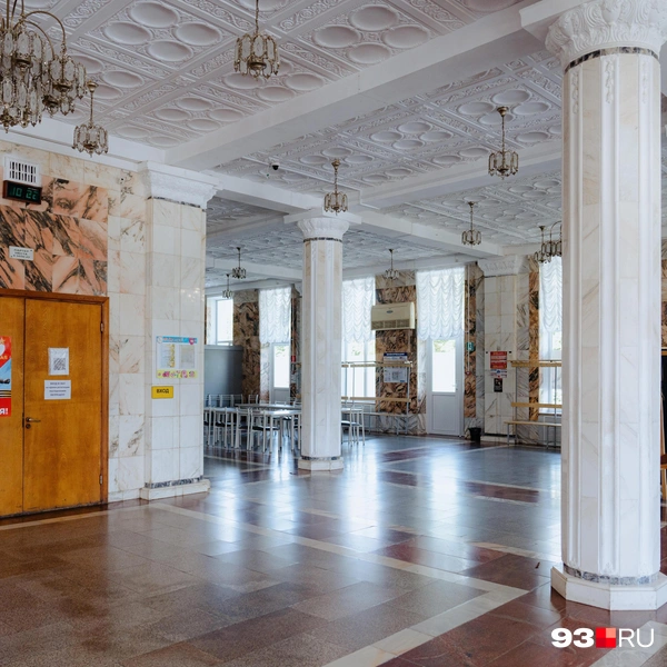Фойе выглядит по-советски презентабельно | Источник: Дарья Паращенко / 93.RU