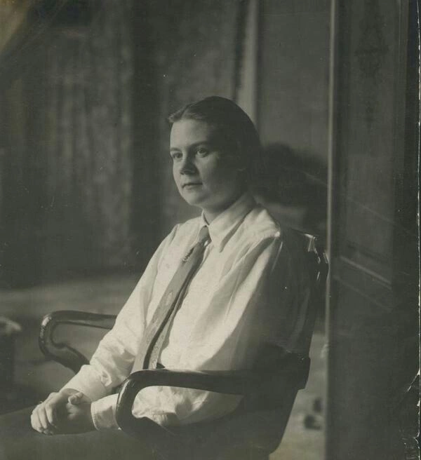 Последней женой Сергея Есенина стала внучка Льва Толстого — Софья Андреевна. Их брак называли не самым счастливым: поэт часто уходил из дома, а после попал в клинику для душевнобольных. Оттуда он вышел раньше времени и вскоре погиб при загадочных обстоятельствах | Источник: Государственный музей-заповедник С. А. Есенина / «ВКонтакте»