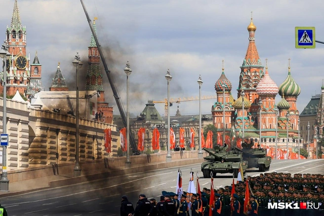 Дым от танков на Большом Москворецком мосту | Источник: Артем Устюжанин / MSK1.RU