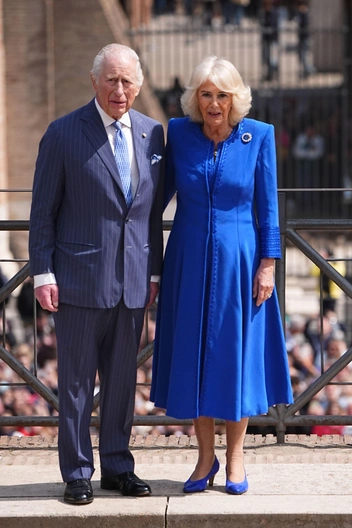 В королевском синем: Камилла и Карл III впервые прибыли в Рим | marieclaire.ru