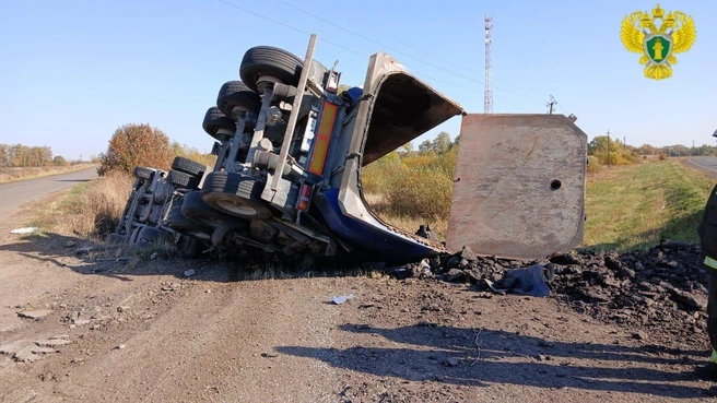 Грузовик снёс легковушку и перевернулся | Источник: Пресс-служба региональной прокуратуры
