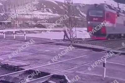 Житель Красноярска пострадал при попытке перебежать перед поездом