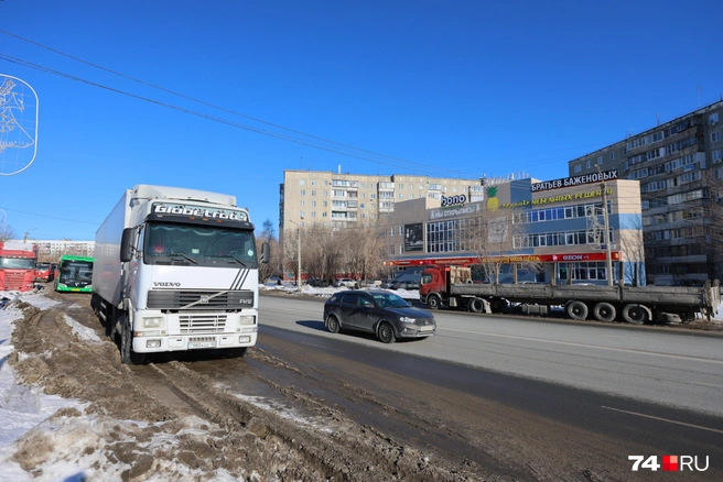 Автобусы тоже облюбовали тут место для стоянки (остановки общественного транспорта там нет, видимо, у водителя перекур) | Источник: Наталья Лапцевич