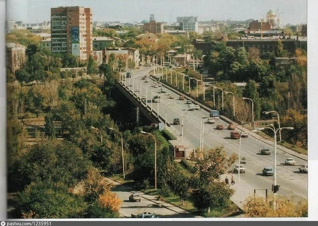 1997 год. Вид на Ростов с площади у памятника Стачке 1902 года | Источник: «На руинах» / Pastvu.com