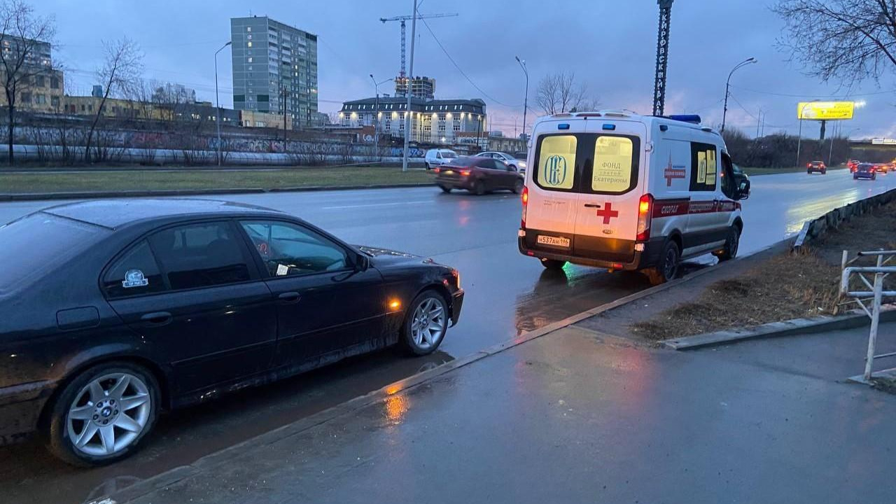 «Покрывал матом и оскорблениями»: в Екатеринбурге дорожный конфликт закончился избиением