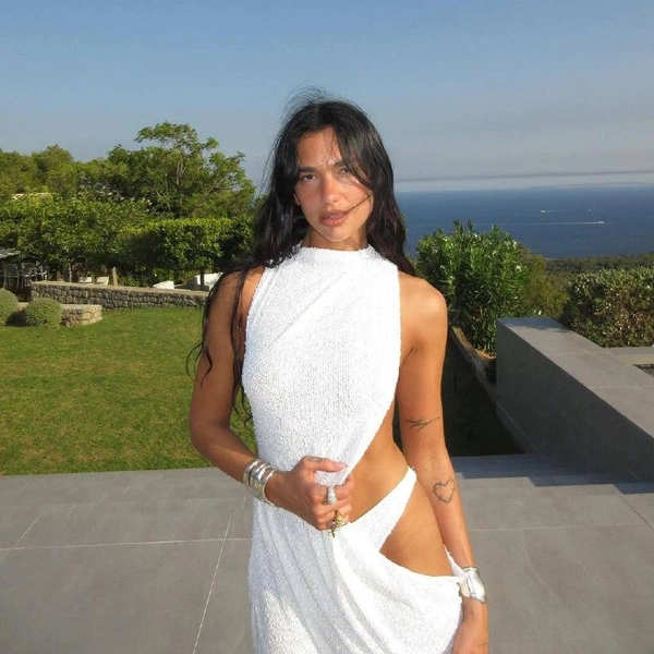 В «голом» платье Jacquemus: певица Дуа Липа начала отмечать юбилей на Ибице | Источник: Соцсети