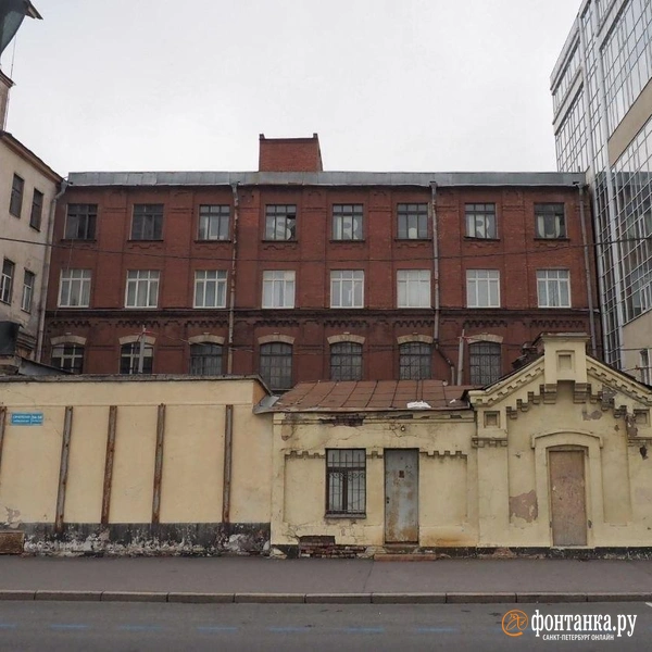 Этот фасад знавал времена получше. | Источник: Михаил Огнев / FONTANKA.RU