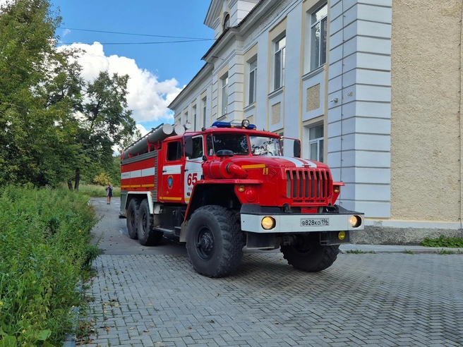 К зданию школы приехали пожарные и полицейские | Источник: Администрация Ревды / Vk.com