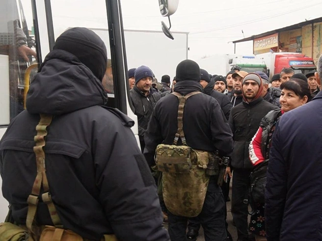 Все попытки мигрантов скрыться на территории базы были пресечены силовиками | Источник: Валерий Горелых