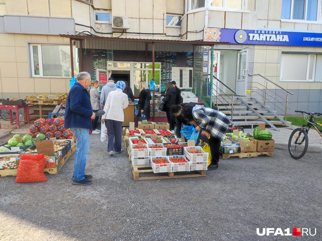 Мини-рынок в одном из дворов | Источник: Артем Булычев