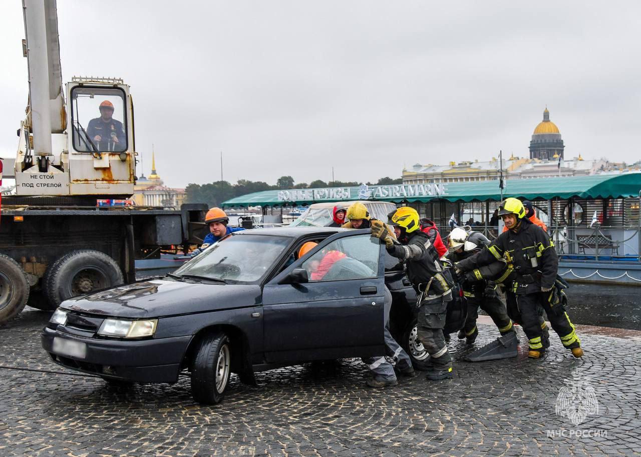 Операция выполнена. Посмотрите, как спасатели доставали автомобиль из Невы