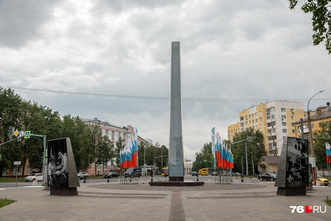 Это памятник в честь звания «Город трудовой доблести». Ярославль обязан был его возвести. Раньше на этом месте была спортплощадка | Источник: Александр Куренной / 76.RU