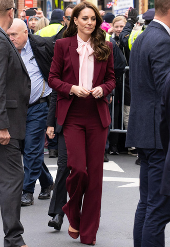 Как носить костюмы, чтобы не выглядеть скучно: новые правила делового стиля от принцессы Кейт
