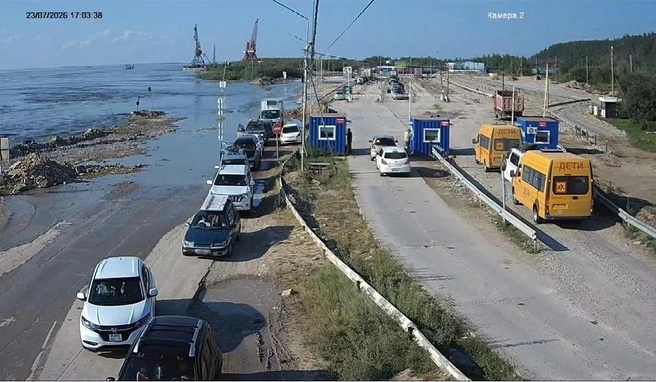 Машины едут по воде, дворы затопило. Микрорайон Якутска страдает от дождей и Лены | Источник: paromonline.sakha.gov.ru