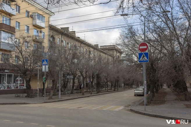 Увидеть запрещающий «кирпич» водителям удается, уже только повернув на улицу с односторонним движением | Источник: Константин Завриков / V1.RU