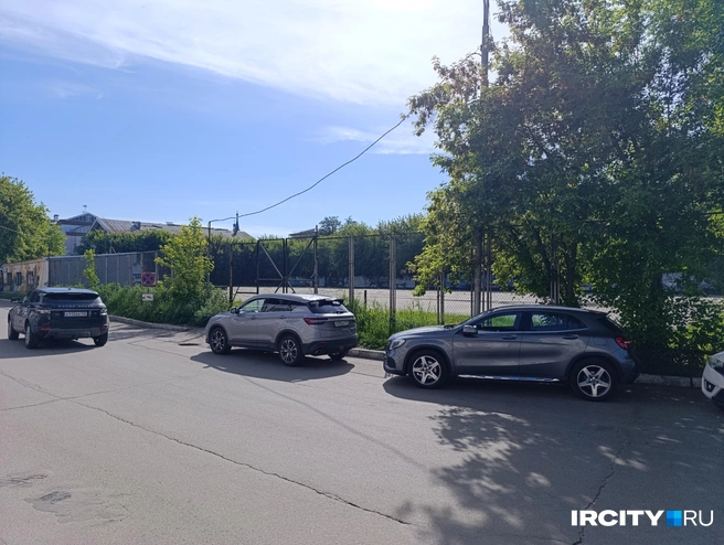 Прилегающая территория используется в качестве парковки и подъезда к стадиону | Источник: Даниил Конин / «ИрСити»