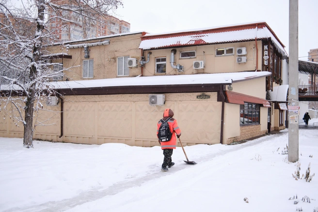 В городе из-за обледеневших дорог уже появились огромные пробки | Источник: Дарья Паращенко / 93.RU
