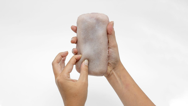 Французская компания разработала чехол для iPhone из искусственной человеческой кожи (видео)