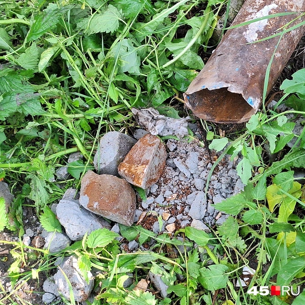 Камни выпадали из трубы, по которой дождевая вода должна течь с крыши | Источник: Александр Лисихин / 45.RU
