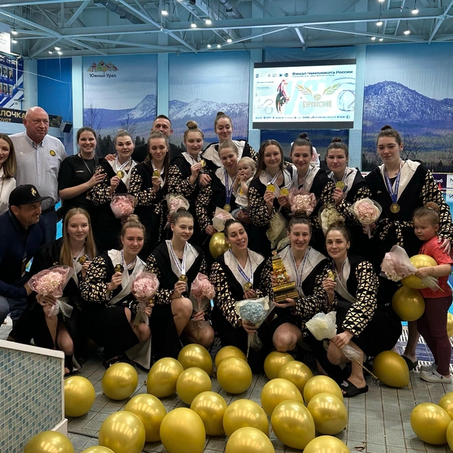 Золотые медали к новой форме подходят особенно хорошо | Источник: «Уралочка» | Ватерпольный клуб | Златоуст / Vk.com