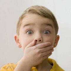 Почему у ребенка неприятно пахнет изо рта: 5 основных причин