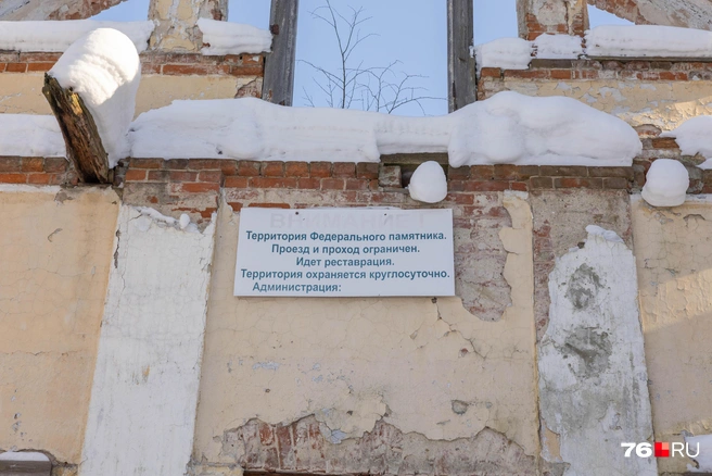 От памятника федерального значения остались заснеженные руины  | Источник: Артем Бауман / 76.RU