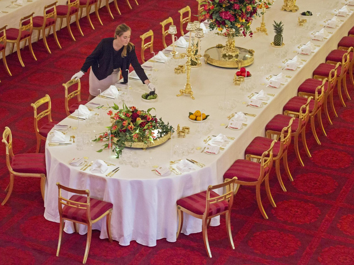 Причуды монархов: почему гости прекращают есть, когда Карл III заканчивает трапезу (и другие правила королевских банкетов)