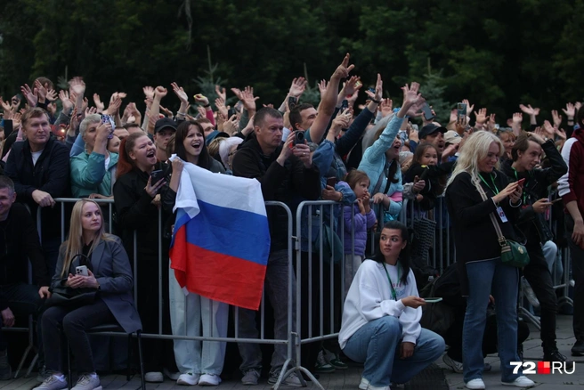 Российский флаг как раз подошел под патриотическую атмосферу концерта | Источник: Ирина Шарова / 72.RU