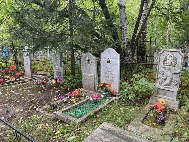 Все памятники выполнены в одинаковом стиле | Источник: Ирина Господаренко / NGS22.RU