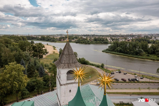 Если взять бинокль, можно разглядеть Фрунзенский и Красноперекопский районы | Источник: Александр Куренной / 76.RU 
