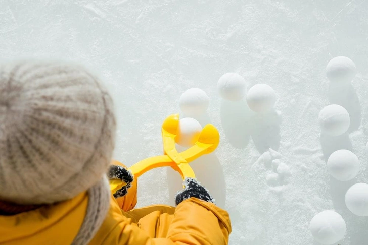 Москвичей приглашают сыграть в снежки на Воробьевых горах | Источник: Maryna_Auramchuk/Shutterstock/Fotodom.ru