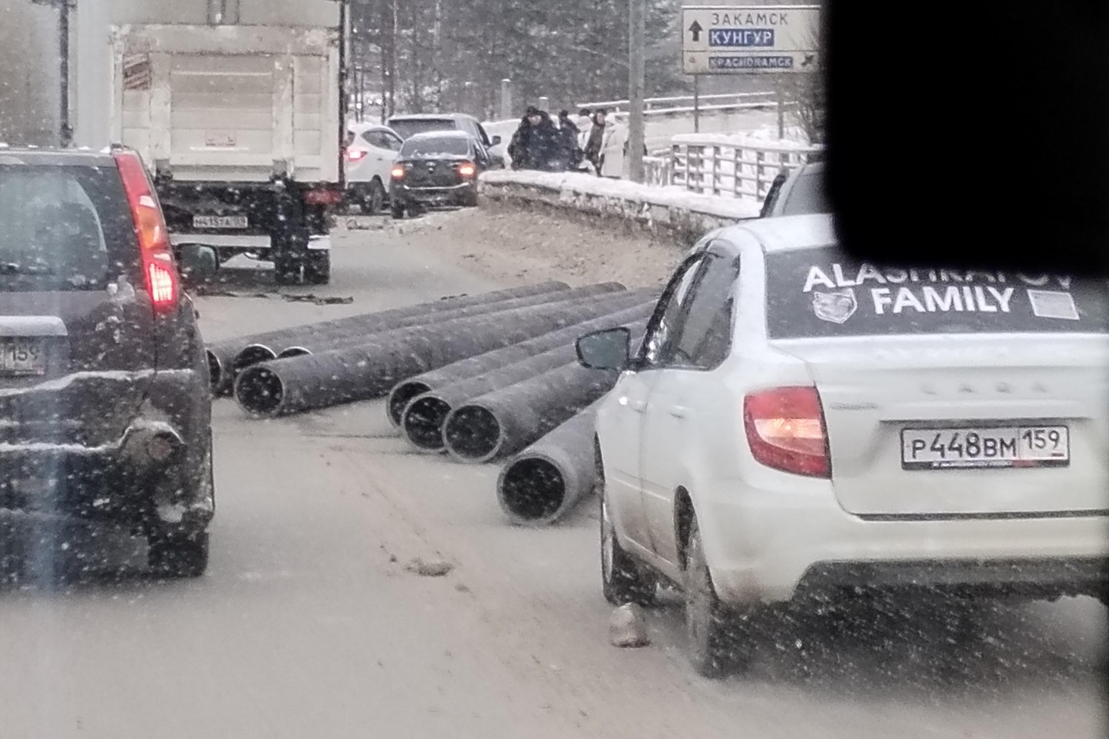 В Сети появилось видео, как из грузовика падают трубы в районе остановки  Героя Лядова - 26 января 2024 - 59.ру