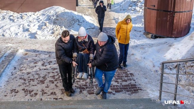 Фото с нашей прогулки возле ТЦ «Иремель», где колясочникам без помощи никак | Источник: Булат Салихов / UFA1.RU