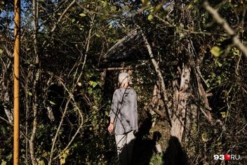 Жительница Нефтегорска напротив своего дома  | Источник: Дарья Паращенко / 93.RU