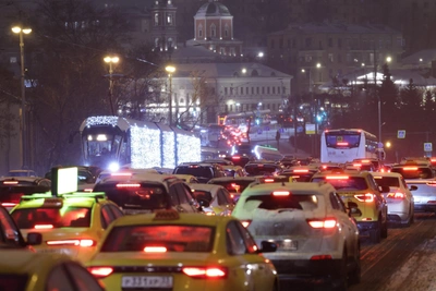 Москвичей предупреждают о пробках в предновогодний день