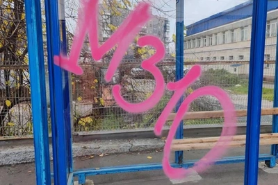 Вандалы разрисовали остановку в Мурманске перед юбилеем