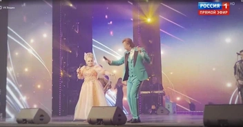 Григорий последние годы выступает со знаменитой мамой