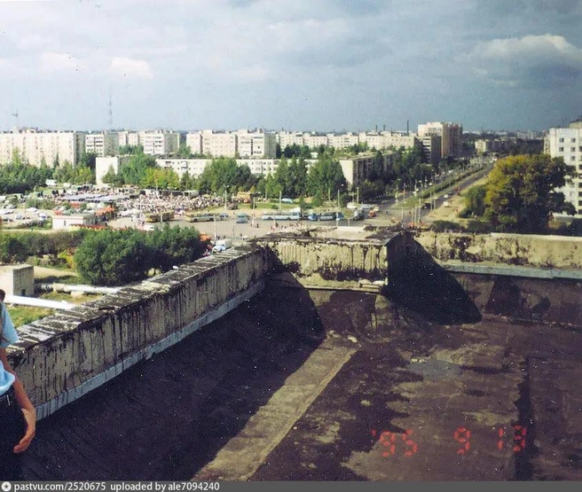 1995 год, улица Новоселов. Вид с крыши дома в сторону троллейбусного круга | Источник: личный архив Валентины Бабакишвили / pastvu.com
