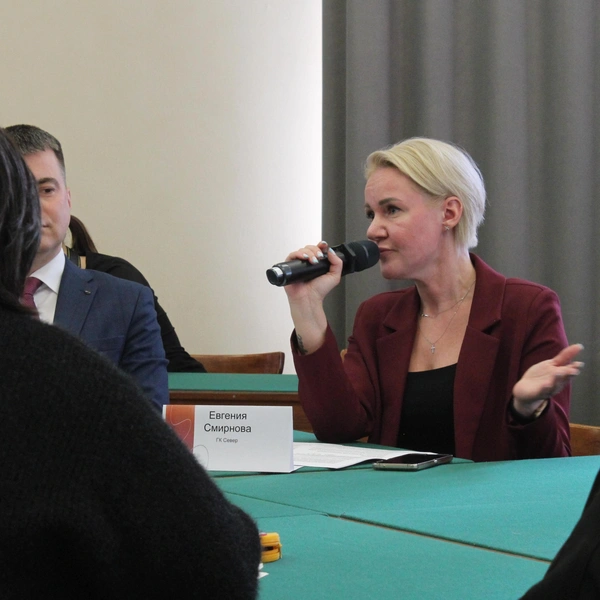 Евгения Смирнова представляла застройщика ГК «Север», компания будет реконструировать особняк Иванова на перекрестке Первомайской — Царской | Источник: Полина Щуцкая