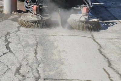 В Новосибирске тротуары чистят вакуумными пылесосами