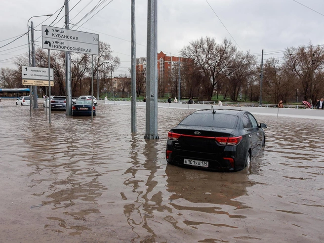 Затопленные улицы напоминают речные фарватеры. | Источник: Алексей Волхонский / V1.RU