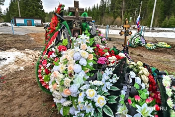 Могила Олеси Петровны усыпана цветами  | Источник: Василина Любимова / 59.RU